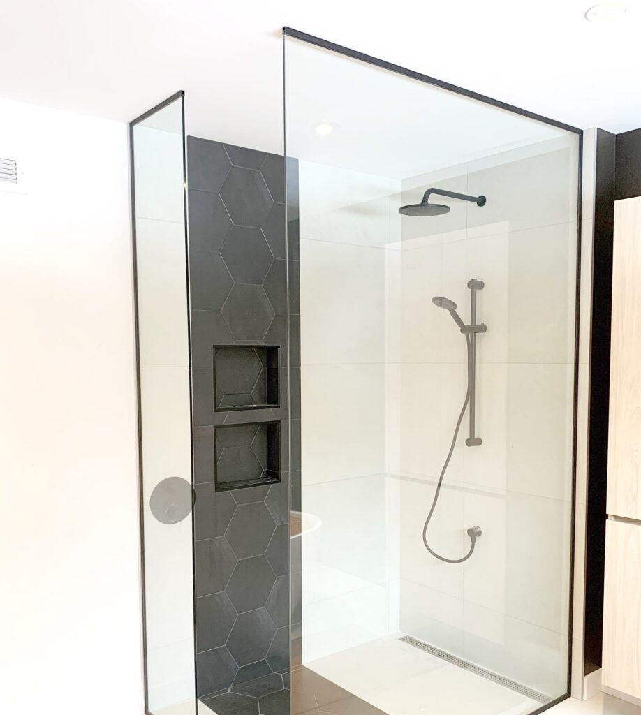 contour de douche en vitre